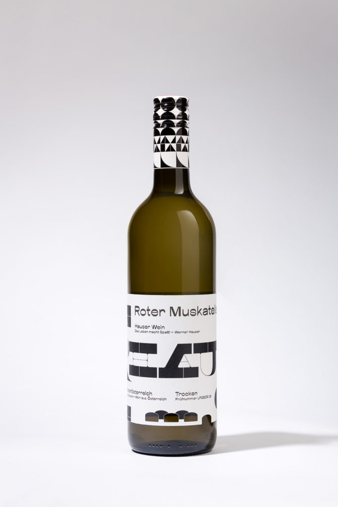 Weinflasche vor weissem Hintergrund fotografiert von Produktfotograf Clemens Schneider aus Wien