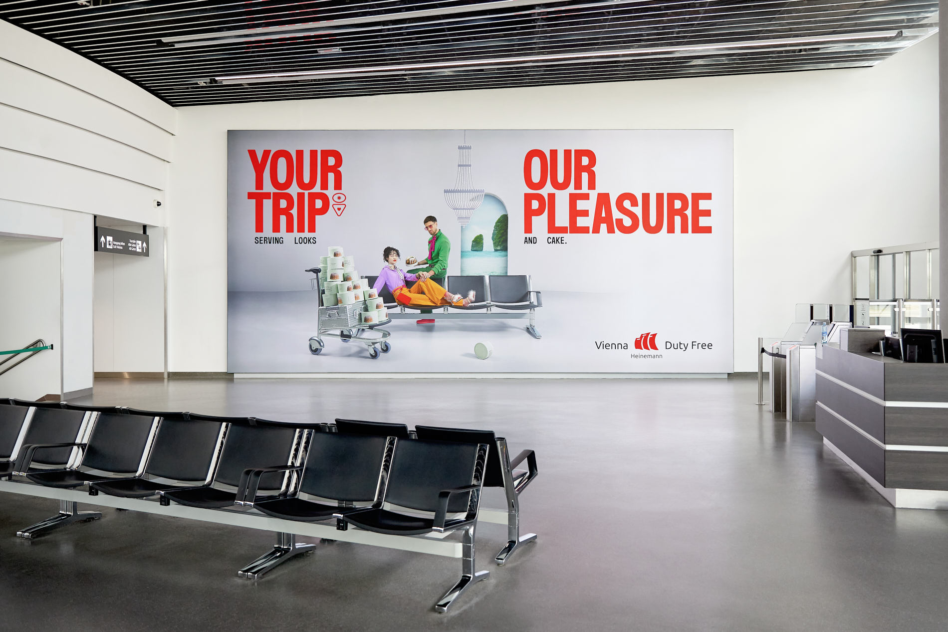 Abflughalle Flughafen Wien mit Werbekampagne für Vienna Duty Free konzipiert und fotografiert von Künstler Clemens Schneider Wien